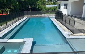 Уютная вилла с задним двором, бассейном, зоной отдыха и парковкой, Майами, США за $2 375 000