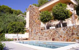 Трехэтажная вилла с бассейном и гаражом в Кастельдефельсе, Каталония, Испания за 775 000 €