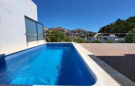 Трехэтажный таунхаус с бассейном в престижной закрытой резиденции, Альтеа Хиллс, Испания за 595 000 €