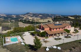 Эко-фермерский дом с прекрасным видом, 2 бассейнами, виноградником и оливковой рощей в Асколи-Пичено, Марке, Италия за 1 890 000 €