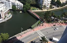 Меблированные апартаменты с террасой в здании с бассейнами и джакузи, Майами-Бич, США за $1 140 000