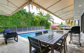 Уютная вилла с бассейном, задним двором, террасой и гаражом, Майами, США за $1 850 000