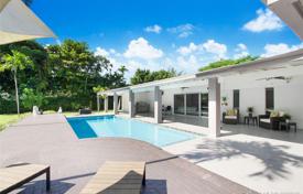 Уютная вилла с садом, задним двором, бассейном, зоной барбекю и патио, Майами, США за 1 430 000 €