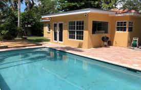 Семейная вилла с задним двором, бассейном и террасой, Ки-Бискейн, США за $1 395 000