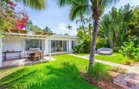 Уютный коттедж с участком, террасой и видом на залив, Майами-Бич, США за $3 007 000