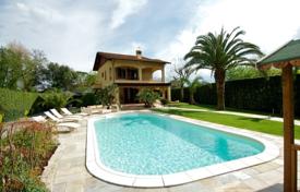 Трехэтажная вилла с бассейном, Форте-дей-Марми, Тоскана, Италия за 4 750 € в неделю