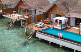 Элитная вилла с бассейном в резиденции с рестораном и центром водных видов спорта, Атолл Раа, Мальдивы за 10 800 € в неделю