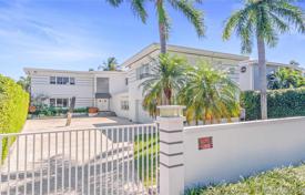 Большой коттедж с участком, гаражом, террасой и видом на озеро, Майами-Бич, США за 5 237 000 €