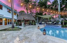 Просторная вилла с садом, задним двором, бассейном, летней кухней, зоной отдыха, террасой и парковкой, Майами, США за $1 725 000