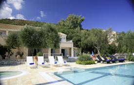 Трехэтажная вилла с бассейном, садом и выходом на песчаный пляж, Апраос, Корфу, Греция за 9 200 € в неделю