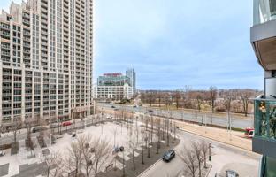 2-комнатная квартира на бульваре Форт-Йорк за C$856 000