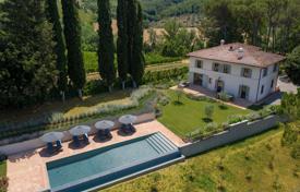 Вилла с террасой, видом на холмы, бассейном и садом с оливковой рощей, Монтеспертоли, Тоскана, Италия за 10 000 € в неделю