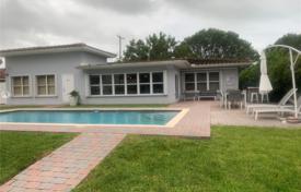 Уютная вилла с задним двором, бассейном, зоной барбекю, патио и гаражом, Майами, США за $1 625 000