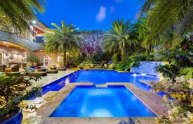 Роскошная меблированная вилла с задним двором, бассейном, парковкой и террасами, Майами, США за $3 730 000