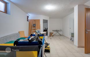 6-комнатный дом 398 м² в Жминь за 850 000 €