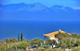 Современная двухэтажная вилла с бассейном, садом и видом на море на Пелопоннесе, Греция за 490 000 €