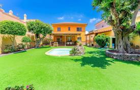 Двухэтажная вилла с бассейном, садом и гаражом в Адехе, Тенерифе, Испания за 1 250 000 €
