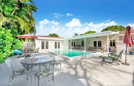 Уютная вилла с участком, частным бассейном и террасой, Майами, США за 691 000 €