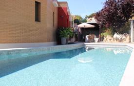 Двухэтажная меблированная вилла с бассейном и гаражом в спокойном районе, рядом с пляжем, Льорет‑де-Мар, Испания за 546 000 €