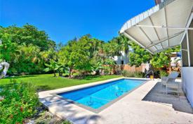 Уютная вилла с задним двором, бассейном, зоной отдыха, садом и парковкой, Майами, США за $769 000