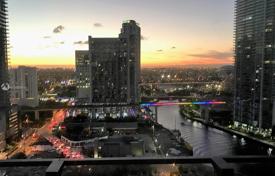 Комфортабельные апартаменты с террасой и видом на реку в здании с бассейном и спа-центром, Майами, США за $920 000