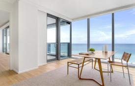 Апартаменты с отдельным входом, террасой и балконом с панорамным видом на океан в резиденции с полным обслуживанием, Майами-Бич, США за 5 069 000 €
