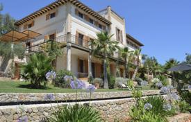 Трехэтажная историческая вилла с бассейном и садом в Пальма‑де-Майорка, Испания за 15 000 € в неделю