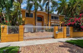 Угловой коттедж с гаражом, патио и террасой, Майами, США за $1 399 000