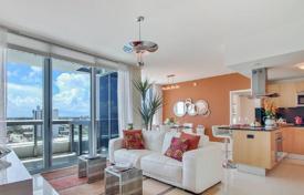 Меблированные апартаменты с террасой и видом на бухту в резиденции с четырьмя бассейнами, на первой линии от пляжа, Майами Бич, Майами, США за $760 000