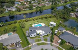 Уютная вилла с задним двором, бассейном, зоной барбекю, патио и террасой, Майами, США за $1 500 000
