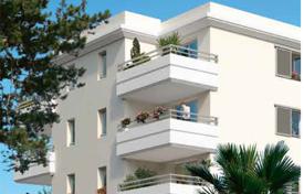 Апартаменты с балконом, в элитном жилом комплексе с садом, бассейном и парковкой, недалеко от моря, Жуан-ле-Пен, Антиб, Франция за 538 000 €