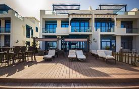 Комфортабельный таунхаус с террасой и прямым выходом на пляж, Пальма Джумейра, Дубай, ОАЭ за $6 800 в неделю