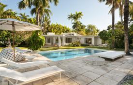 Комфортабельная вилла с бассейном, гаражом, террасой и видом на океан, Майами-Бич, США за 9 672 000 €