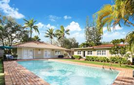 Уютная вилла с задним двором, бассейном и гаражом, Юг Майами, США за 1 067 000 €