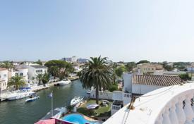 Вилла с жилыми апартаментами, коммерческими помещениями и террасой с видом на канал, Эмпуриабрава, Испания за 1 950 000 €