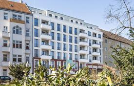Двухуровневые апартаменты с террасой в новом здании с парковкой и детской площадкой, Митте, Берлин, Германия за 1 374 000 €