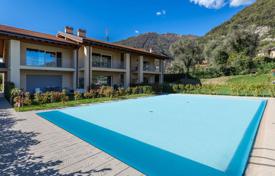 Новая квартира с видом на бассейн и озеро в Ленно, Ломбардия, Италия. Цена по запросу