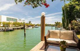 Отремонтированная прибрежная вилла с частным садом, бассейном, террасой и видом на залив, Майами-Бич, США за $5 900 000