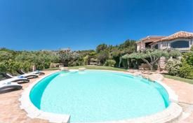 Двухэтажная вилла с бассейном и пышным садом рядом с пляжем в Порто-Черво, Сардиния, Италия за 12 000 000 €