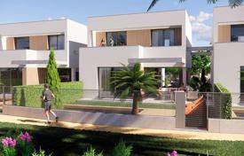 Трехэтажная вилла с бассейном в резиденции с озером и пляжами, Лос-Алькасарес, Испания за 620 000 €