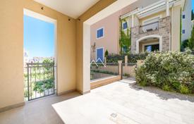 Готовые меблированные апартаменты с двориком в Centrale Lustica Bay за 440 000 €