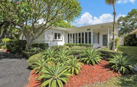 Уютная вилла с садом, задним двором, бассейном и зоной отдыха, Майами-Бич, США за $740 000