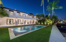 Современная вилла с задним двором, бассейном, зоной отдыха, террасой и гаражом, Майами-Бич, США за 7 413 000 €