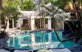 Просторная вилла с садом, задним двором, бассейном, летней кухней, зоной отдыха, террасой и двумя гаражами, Майами-Бич, США за $2 399 000