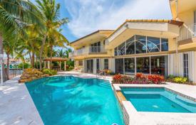 Семейная вилла с бассейном, доками, гаражом, террасой и видом на залив, Майами, США за $4 897 000