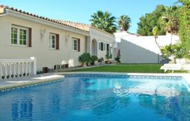 Современная вилла с бассейном и садом в закрытой охраняемой резиденции, Марбелья, Испания. Цена по запросу