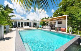 Комфортабельная вилла с бассейном, террасой и видом на залив, Майами-Бич, США за 5 886 000 €