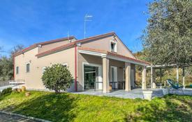 Просторная трёхэтажная вилла с бассейном и оливковой рощей, Марке, Италия за 650 000 €
