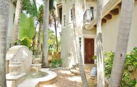 Средиземноморская вилла с патио, бассейном, гаражом и террасой, Майами-Бич, США за $2 200 000