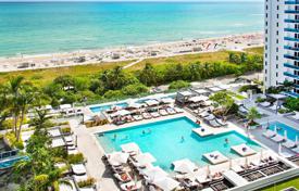 Меблированные апартаменты с парковкой, террасой и видом на океан в здании с бассейнами и тренажерным залом, Майами-Бич, США за $1 385 000